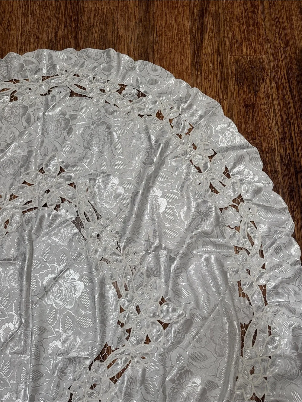 Vintage white satin floral lace round tablecloth and napkin set 72”